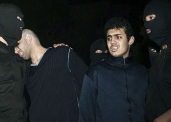 Ξεσπά σε κλάματα μπροστά στην κρεμάλα