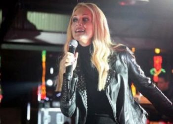 Η Νατάσα Θεοδωρίδου τραγούδησε στο χωριό του άγιου Βασίλη