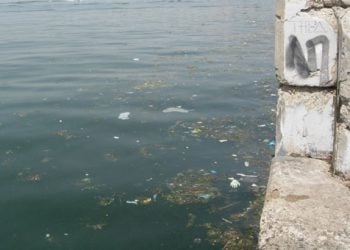 Αστυνομικοί βούτηξαν στο Θερμαϊκό για να σώσουν κοπέλα