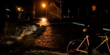 Κινηματογράφησε τον τυφώνα με ένα ποδήλατο