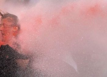 Χημικά που προκαλούν εγκαύματα ρίχνουν στην Τουρκία. Εικόνες σοκ