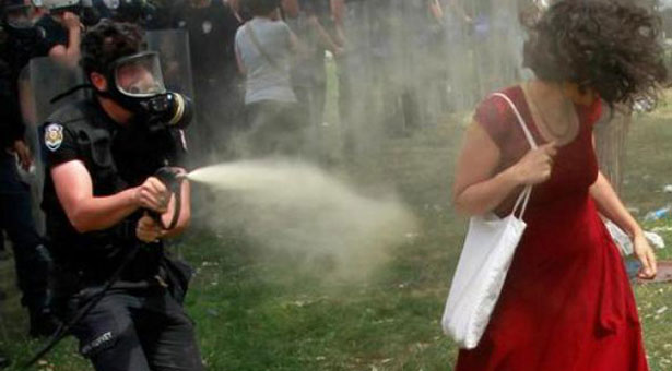 Η διαδηλώτρια με το κόκκινο φόρεμα σπάει τη σιωπή της