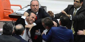 Άγριο ξύλο στην Τουρκική Βουλή! Φωτογραφίες
