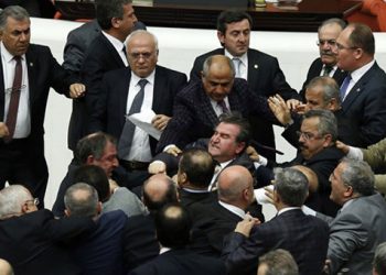 Άγριο ξύλο μέσα στην τουρκική βουλή