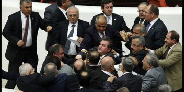 Άγριο ξύλο μέσα στην τουρκική βουλή