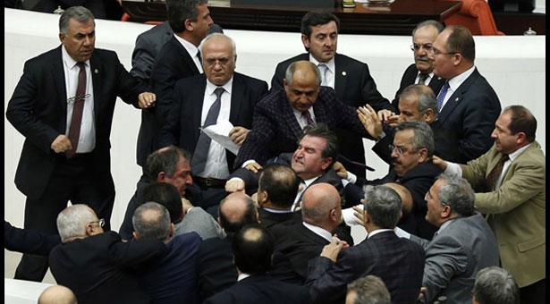 Άγριο ξύλο μέσα στην τουρκική βουλή