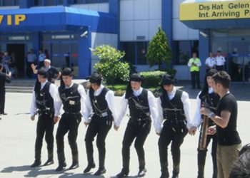 Υποδοχή με ποντιακούς χορούς στην Τραπεζούντα για την Εθνική U20