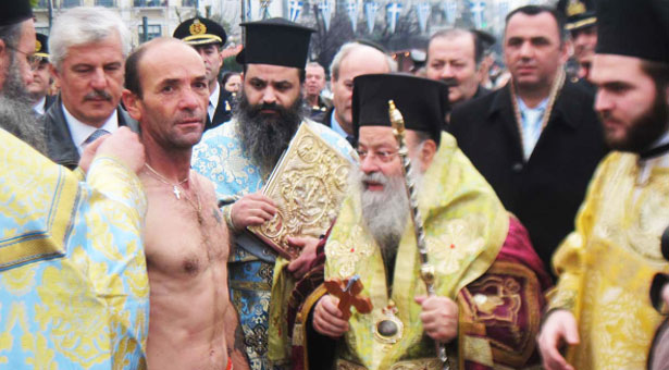 Αγιασμός των υδάτων με τραυματισμό στα Τρίκαλα