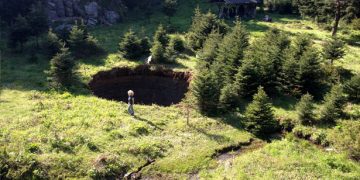 Εντυπωσιακές φωτογραφίες: Άνοιξε η γη στα Τρίκαλα