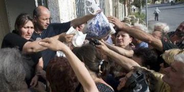 Ξάνθη: Ποδοπατήθηκαν για μια σακούλα τρόφιμα