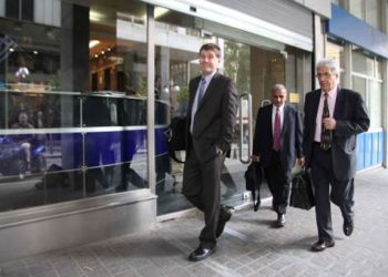 Πυρετώδεις διαβουλεύσεις για να κλείσει η συμφωνία με την τρόικα