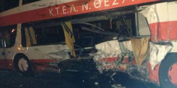 Σφοδρό τροχαίο στα Τέμπη με έναν νεκρό και δεκάδες τραυματίες