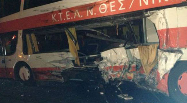 Σφοδρό τροχαίο στα Τέμπη με έναν νεκρό και δεκάδες τραυματίες
