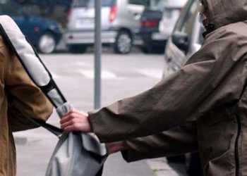 Μαχαίρωσε φοιτήτρια για να της πάρει την τσάντα