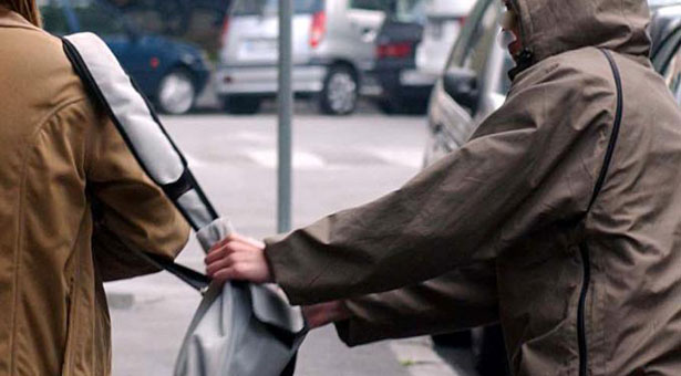 Μαχαίρωσε φοιτήτρια για να της πάρει την τσάντα