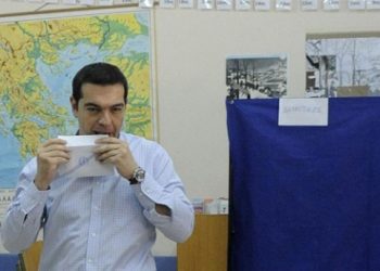 Δείτε τον Τσίπρα να σαλιώνει τον φάκελο πάνω από την αυτοκόλλητη ταινία