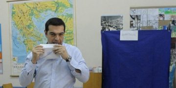 Δείτε τον Τσίπρα να σαλιώνει τον φάκελο πάνω από την αυτοκόλλητη ταινία