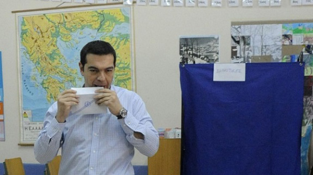 Δείτε τον Τσίπρα να σαλιώνει τον φάκελο πάνω από την αυτοκόλλητη ταινία