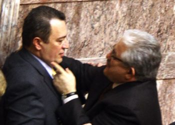 Ασυνήθιστο: Αγκαλίτσες στη Βουλή