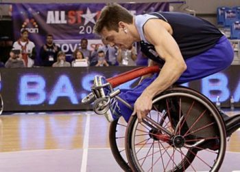 Το ζεϊμπέκικο που συγκλόνισε ένα ολόκληρο γήπεδο! Δείτε το βίντεο