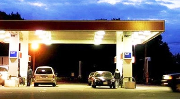 Οδηγός για να μην πληρώσει στο βενζινάδικο παρέσυρε γυναίκα. Βίντεο