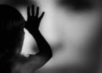 Μαθήτρια αποκαλύπτει κακοποίηση από τον πατέρα της