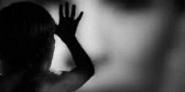 Μαθήτρια αποκαλύπτει κακοποίηση από τον πατέρα της