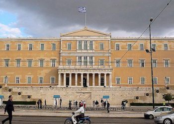 Минфин Греции внес в парламент окончательный проект бюджета на 2017 год