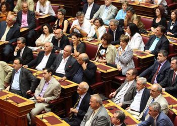 Χαμός στη Βουλή: Διακόπηκε η συνεδρίαση