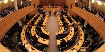 Θρίλερ με την κρίσιμη ψηφοφορία στην Κυπριακή Βουλή