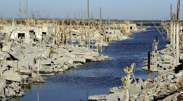Βυθισμένο χωριό αναδύθηκε από τη θάλασσα