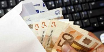 Δημοτική υπάλληλος βρήκε και παρέδωσε τσάντα με 19.000 ευρώ – Εξήρε το ήθος της ο δήμαρχος Αθηναίων Κ. Μπακογιάννης 2