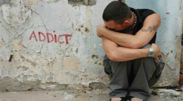 Λόγω έλλειψης πόρων ο ΟΚΑΝΑ ξεμένει από μεθαδόνη