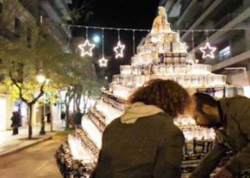 Θεσσαλονίκη: Πρωτότυπο δέντρο από γάλα