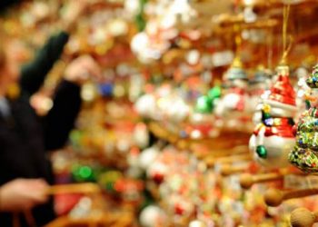 Εορταστικό ωράριο: Δείτε ποιες Κυριακές θα είναι ανοικτά τα καταστήματα