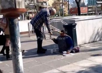 Ανάπηρος ζητιάνος σηκώθηκε και περπάτησε! Απίστευτο βίντεο