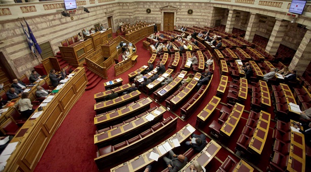 Αντιρατσιστικό και χρηματοδότηση των κομμάτων σήμερα στη Βουλή