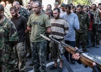 Ουκρανία: Φιλορώσοι αυτονομιστές έβγαλαν σε… παρέλαση Ουκρανούς αιχμαλώτους