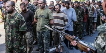 Ουκρανία: Φιλορώσοι αυτονομιστές έβγαλαν σε… παρέλαση Ουκρανούς αιχμαλώτους