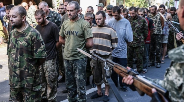Ουκρανία: Φιλορώσοι αυτονομιστές έβγαλαν σε… παρέλαση Ουκρανούς αιχμαλώτους