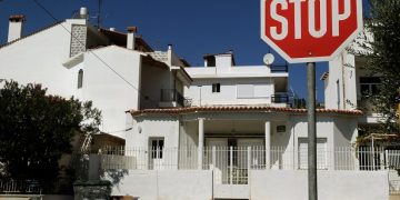 Πουλάνε τα ακίνητά τους οι Έλληνες