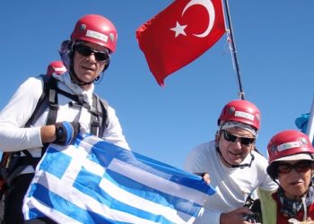 Έλληνας αξιωματικός υψώνει τη σημαία μας στις Ποντιακές Άλπεις!
