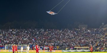 Χαμός με εθνικιστικές κορώνες στον αγώνα Σερβίας-Αλβανίας στο Βελιγράδι (βίντεο-φωτο)