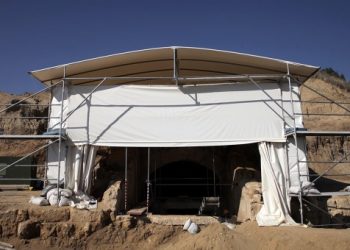 Αμφίπολη: Αποκαλύφθηκε μέρος του δαπέδου – Πού βρίσκονται οι αρχαιολόγοι (φωτο)