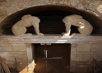 Αμφίπολη: Στον προθάλαμο του τάφου οι αρχαιολόγοι, μια ανάσα από το εσωτερικό (φωτογραφίες)