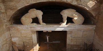 Αμφίπολη: Στον προθάλαμο του τάφου οι αρχαιολόγοι, μια ανάσα από το εσωτερικό (φωτογραφίες)