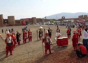 Οι Τούρκοι αναβιώνουν κάθε αιματηρή νίκη τους κατά χριστιανών (φωτο)