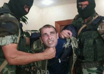 Αζέροι εξευτελίζουν Αρμένιο που συνέλαβαν στα σύνορα (βίντεο)