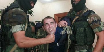 Αζέροι εξευτελίζουν Αρμένιο που συνέλαβαν στα σύνορα (βίντεο)