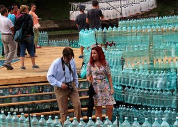 Ακτιβιστές έφτιαξαν γέφυρα από 104.502 μπουκάλια